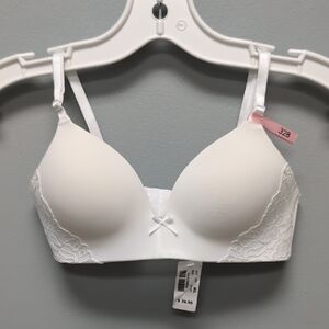 32B La Vie En Rose White Lace Padded Bra. NWT